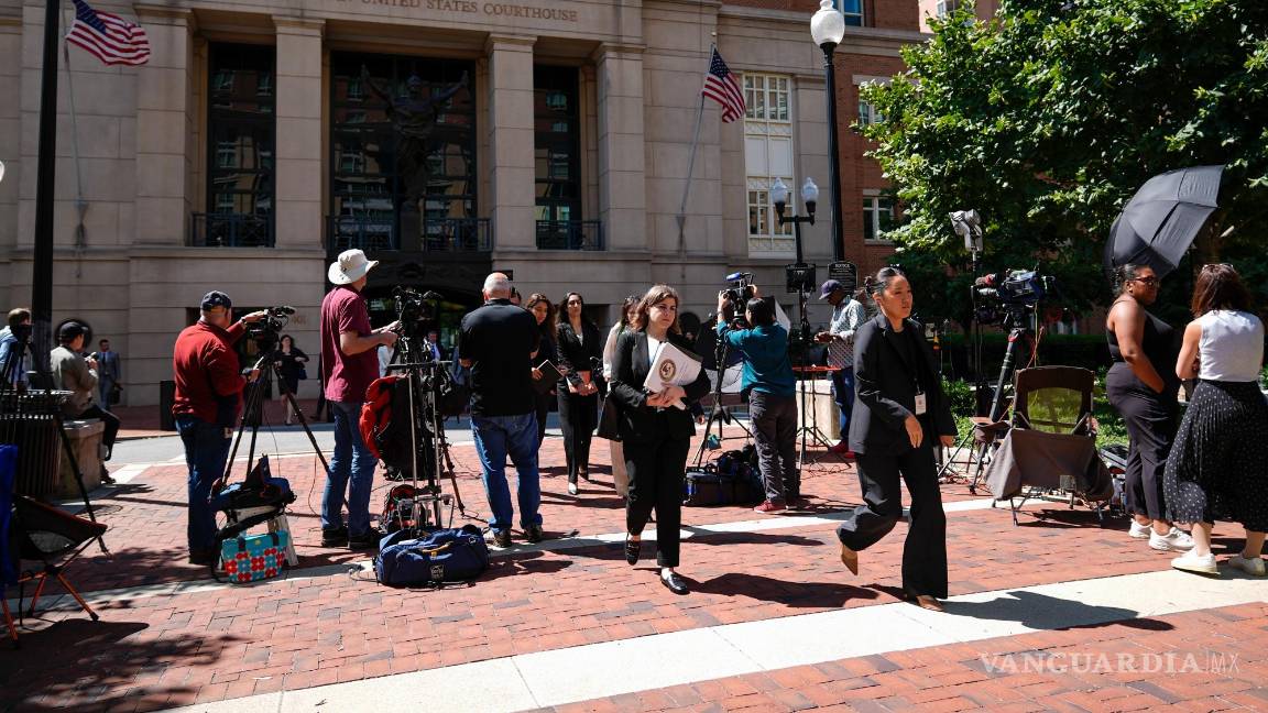 $!Abogados y asistentes legales abandonan el Tribunal de Distrito de Estados Unidos para el Distrito Este de Virginia en el juicio antimonopolio contra Google.