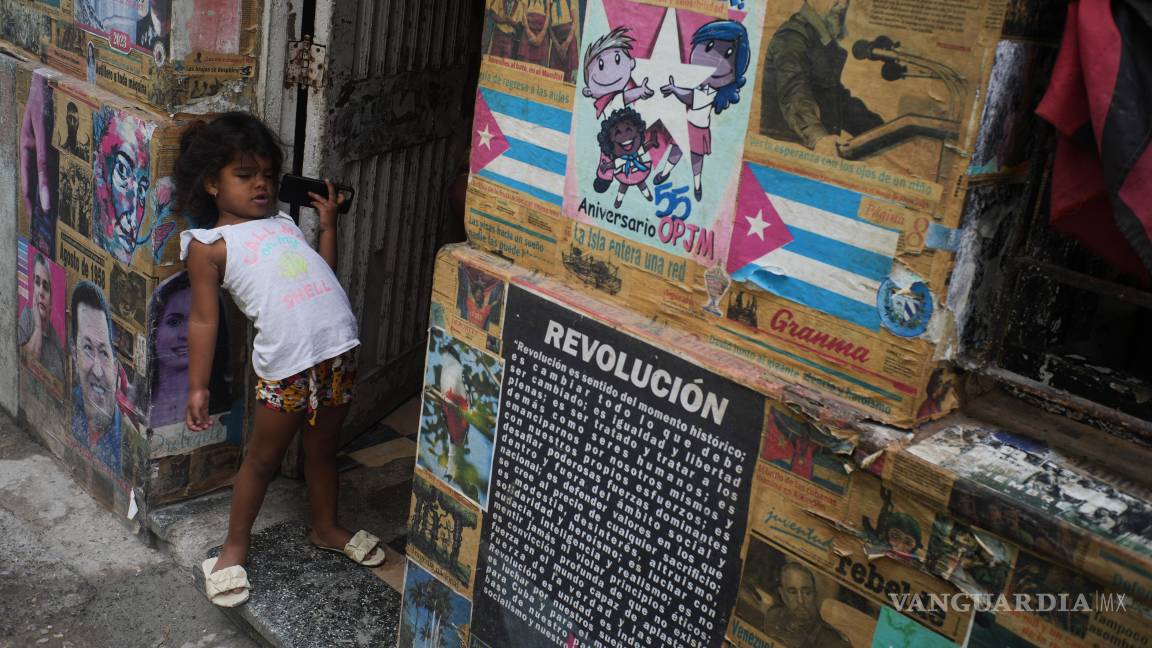 $!Una niña juega en la entrada del edificio donde se encuentra una instalación artística relacionada con la Revolución Cubana, durante un apagón en La Habana.