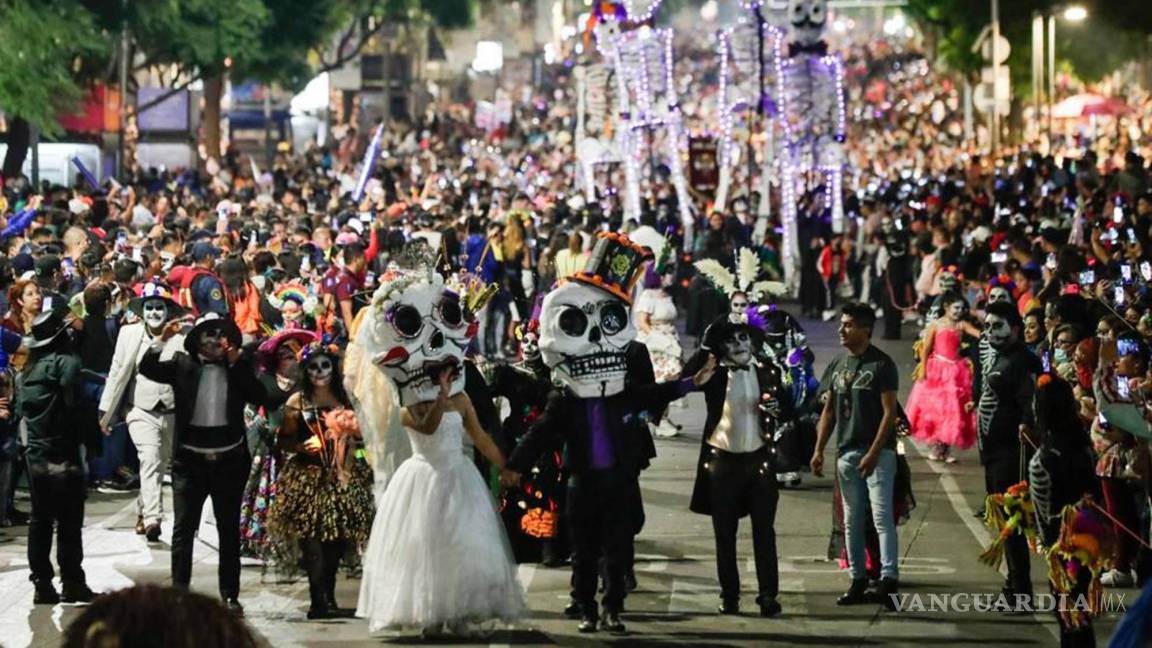 $!Aspectos de la procesión de catrinas del Ángel de la Independencia al Zócalo capitalino.