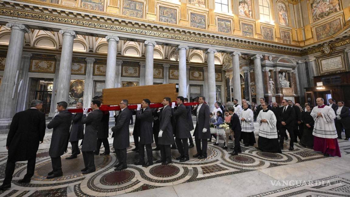 $!Portadores del féretro llevando el ataúd del difunto Papa Francisco durante su entierro en la Basílica de Santa María la Mayor en Roma.