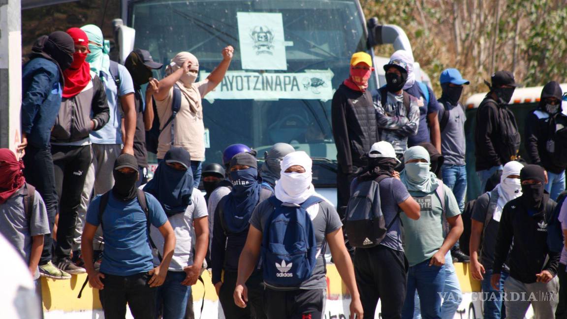 ‘Les sembraron un arma’, normalista de Ayotzinapa detenido fue torturado por policías, denuncian