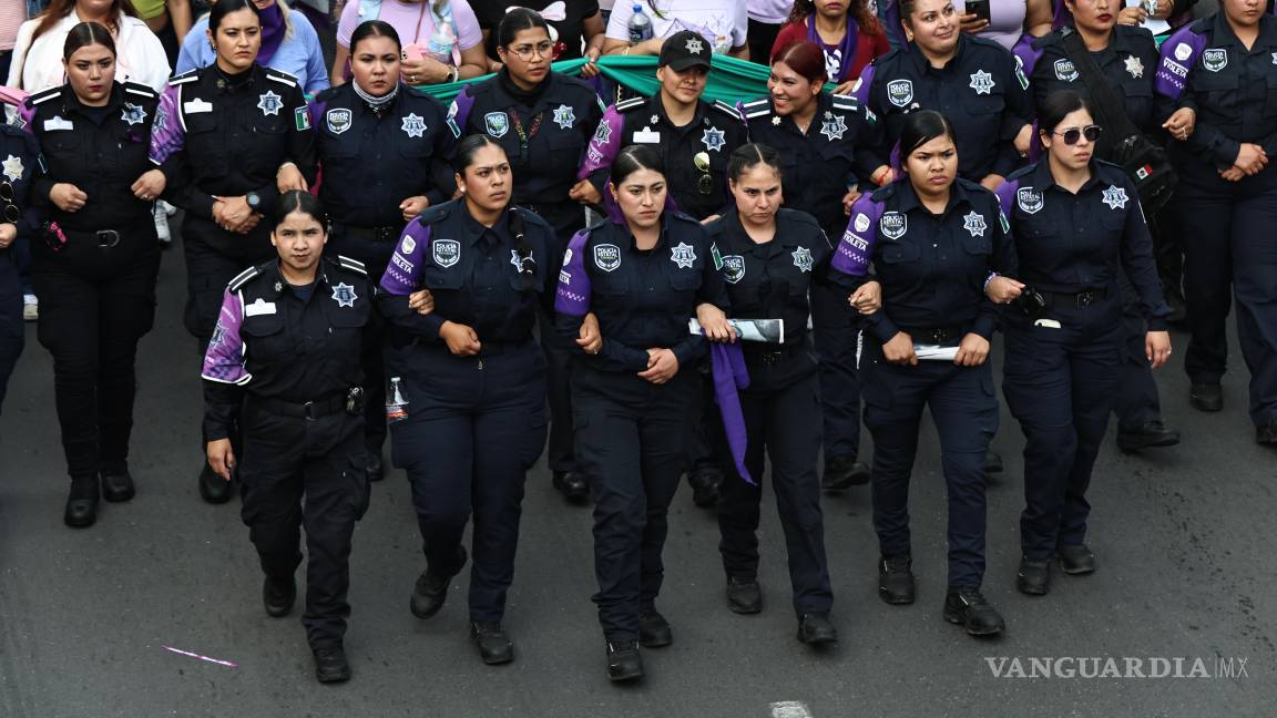 $!Un cerco de al menos 40 elementos delimitó a dos contingentes durante la manifestación del 8 de marzo.