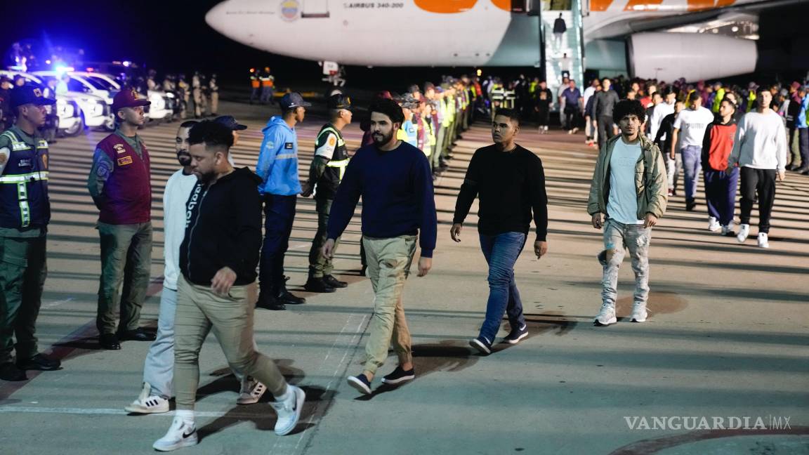 $!Migrantes venezolanos deportados de Estados Unidos a su llegada al Aeropuerto Internacional Simón Bolívar, en Maiquetía, Venezuela.