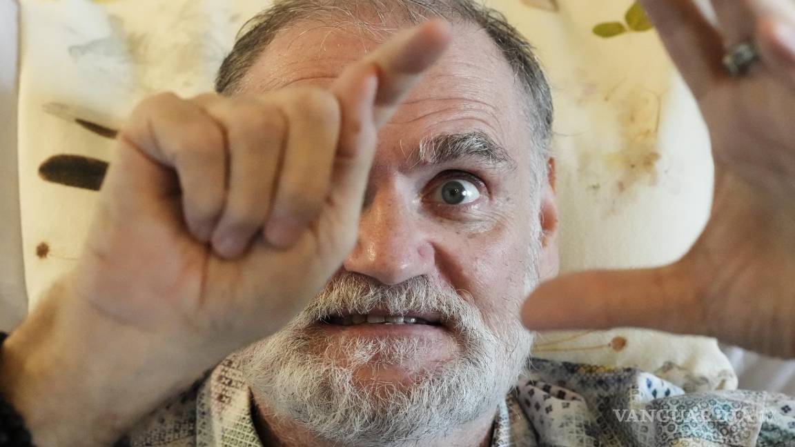 $!Michael Bommer, que padece una enfermedad terminal de cáncer de colon, hace un gesto durante una reunión con The Associated Press en su casa de Berlín, Alemania.