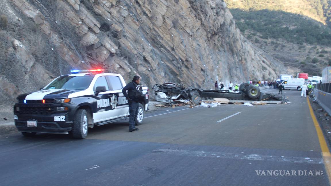 Tragedia en la carretera 57: Trailero pierde la vida en aparatoso accidente