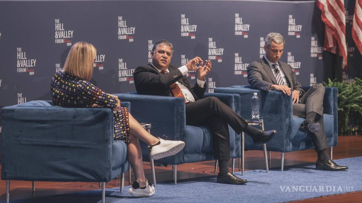 $!Nand Mulchandani, director de tecnología de la CIA, al centro, durante un foro en el Capitolio, en Washington, el 1.° de mayo de 2024.