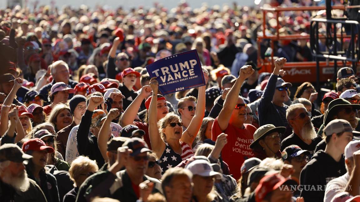 $!Partidarios aplauden al candidato presidencial republicano Donald Trump habla en un mitin en el aeropuerto del condado de Dodge en Juneau, Wisconsin.