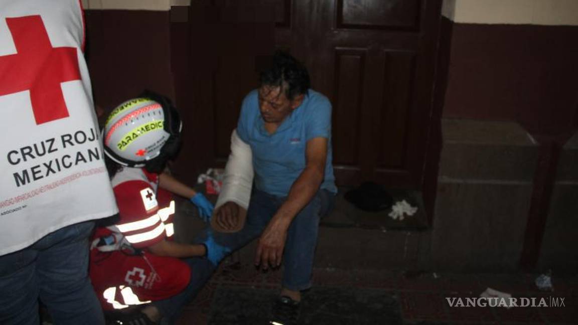 $!El impacto del camión causó lesiones en el brazo derecho de Ramiro ¨N¨, quien fue auxiliado por la comunidad.