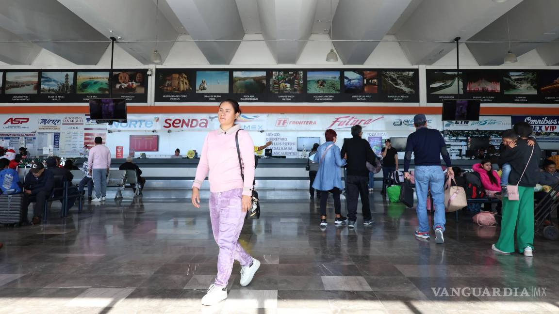$!Familias, estudiantes y turistas confluyen en la Central de Autobuses, donde la variedad de destinos refleja las múltiples historias detrás de cada viaje.