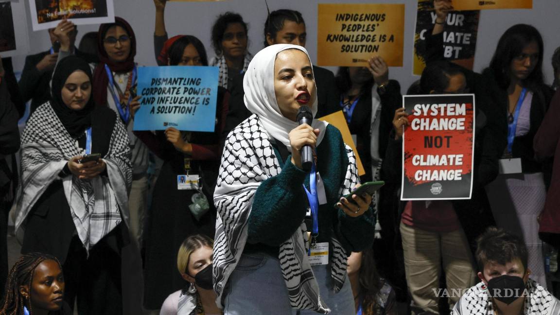 $!Activistas climáticos realizan una protesta durante la Conferencia de las Naciones Unidas sobre el Cambio Climático COP29 en Bakú, Azerbaiyán.