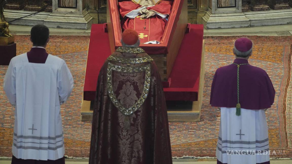 $!El cardenal camarlengo Kevin Joseph Farrell (c) observa el cuerpo del Papa Francisco en el interior de la Basílica de San Pedro en la Ciudad del Vaticano.