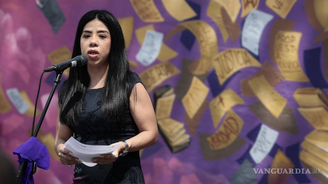$!La directora ejecutiva de Propuesta Cívica, Sara Mendiola, en la inauguraron el mural ‘El silencio es complicidad’ en memoria de Miroslava Breach.