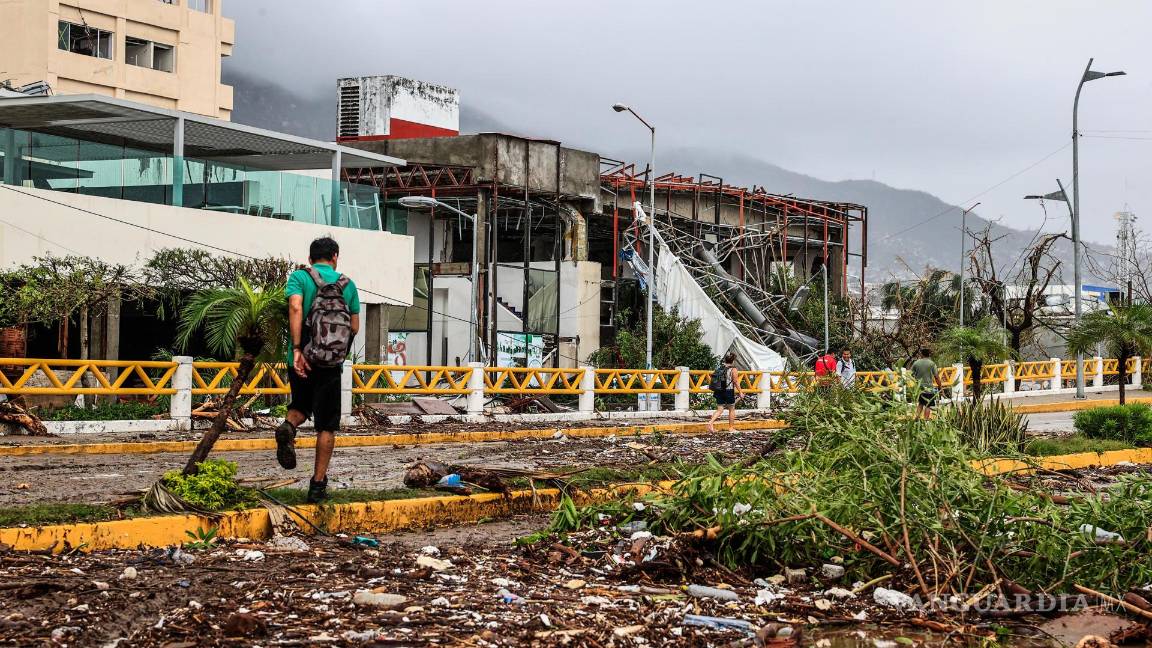 $!Un hombre camina por una calle afectada por el huracán Otis en el balneario de Acapulco, en el estado de Guerrero, México.