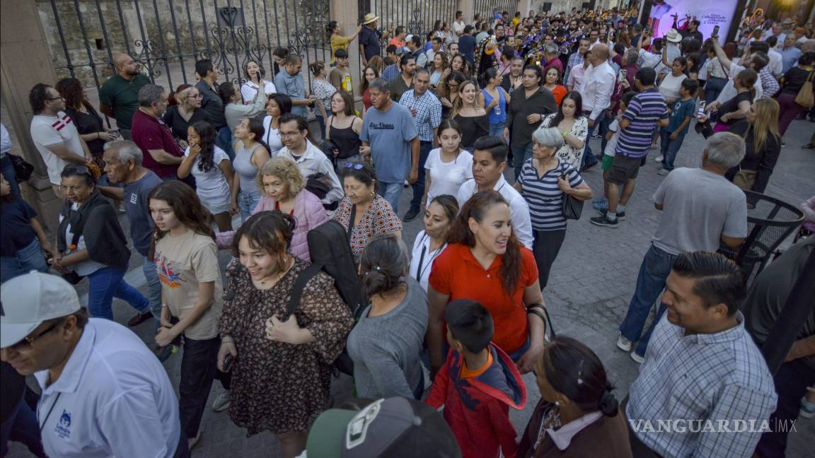 $!Familias enteras recorrieron el Distrito Centro en una fiesta llena de color, folclor y alegría, promovida como una nueva tradición cultural por el Gobierno Municipal.