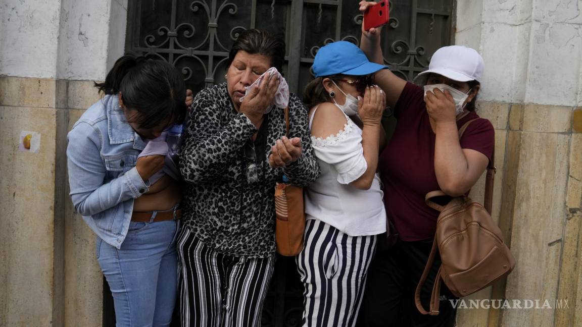 $!Mujeres se cubren del humo de bombas lacrimógenas arrojadas por la policía durante los enfrentamientos con manifestantes opositores en Lima, Perú.