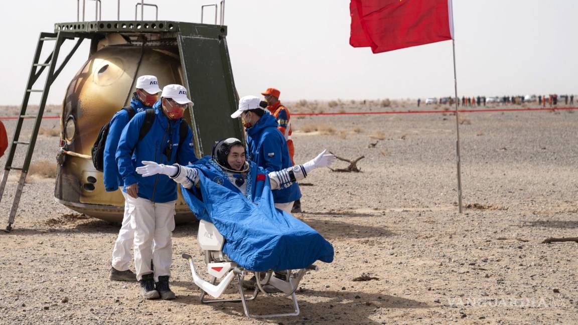 $!El astronauta chino Ye Guangfu se sienta fuera de la cápsula de retorno de la misión espacial tripulada Shenzhou-13 después de aterriza.