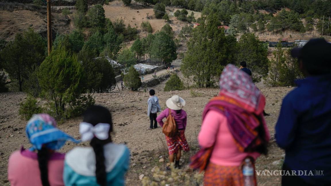$!Los rarámuris observan a los corredores competir en la carrera de Arihueta en Cuiteco, México.