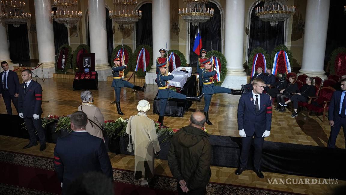 Despiden miles en Rusia al último líder soviético