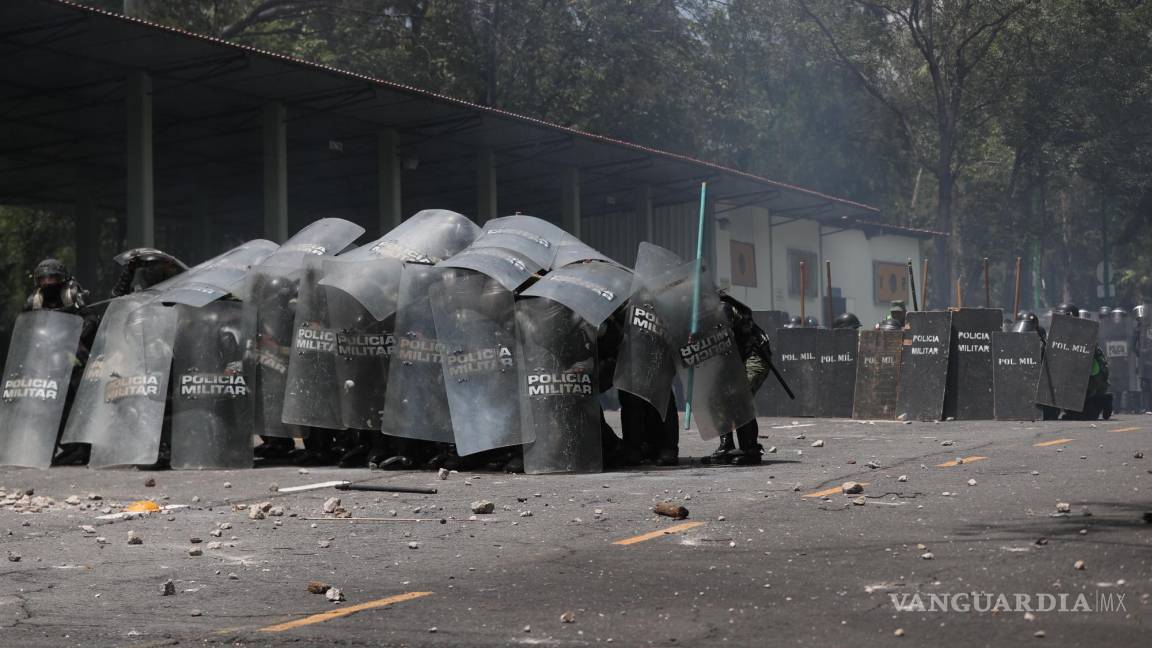 Protestas por caso Ayotzinapa dejan 39 oficiales lesionados en CDMX
