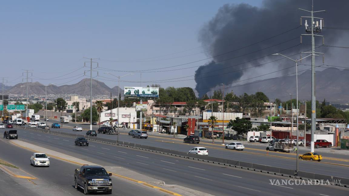 $!Las labores de combate al incendio en la recicladora continúan con el apoyo coordinado de diversas corporaciones y empresas, buscando controlar completamente el siniestro.