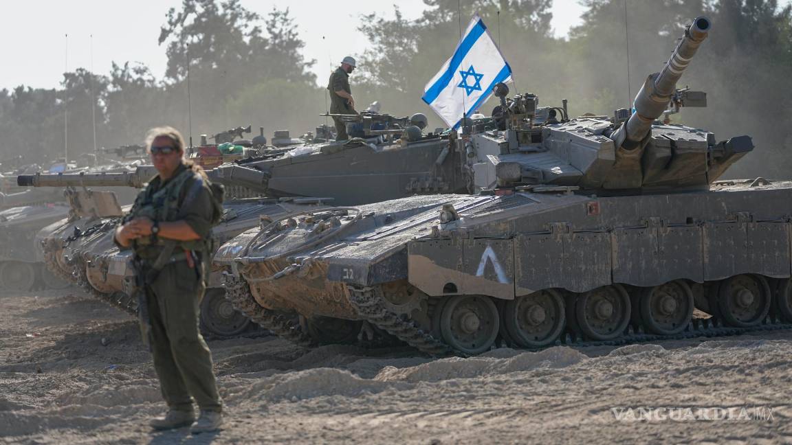 $!Soldados israelíes trabajan en un tanque en una zona de concentración cerca de la frontera con la Franja de Gaza, en el sur de Israel.
