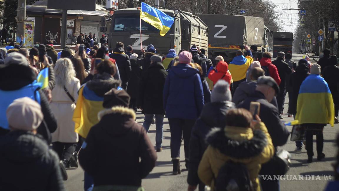Ondea bandera de Ucrania en Jersón; Rusia termina retirada en la ciudad