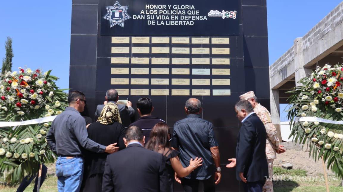 $!Su placa fue colocada en el Muro de Honor y Gloria de policías caídos en cumplimiento del deber.