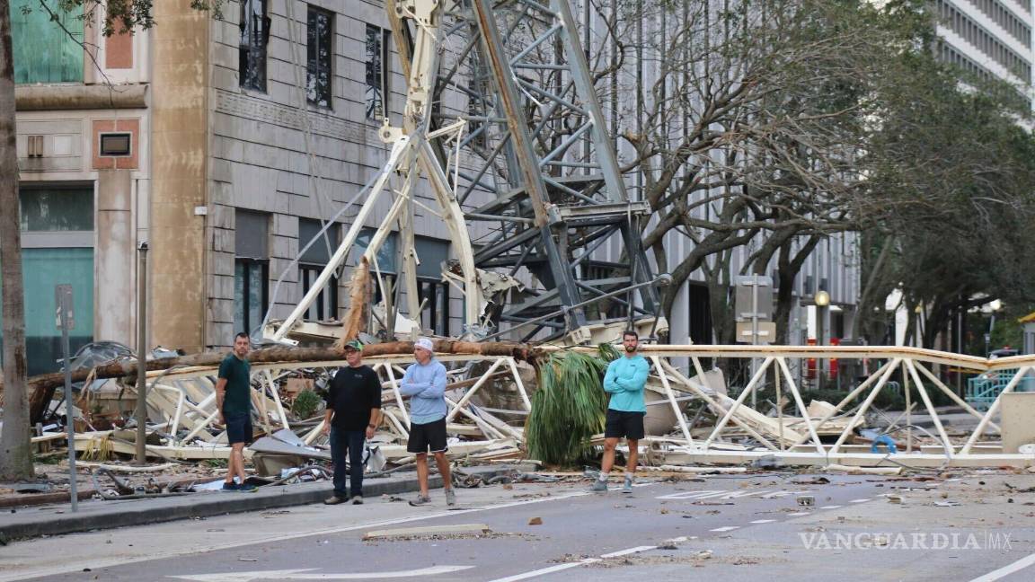 $!Una grúa de construcción cayó sobre un edificio de oficinas que alberga la sede del Tampa Bay Times, después del huracán Milton