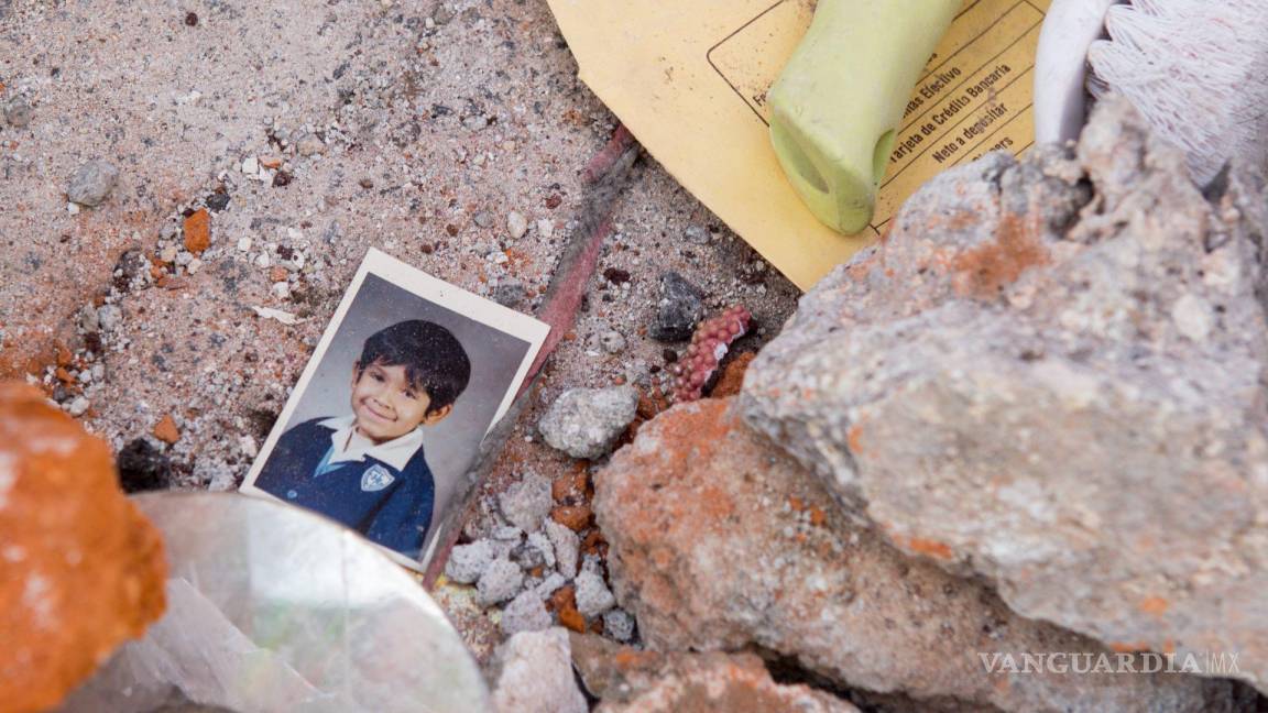 $!19 de septiembre de 2017. fotografías y objetos, recuerdos de familias han quedado en los escombros de los diversos edificios colapsados por el terremoto en CDMX.