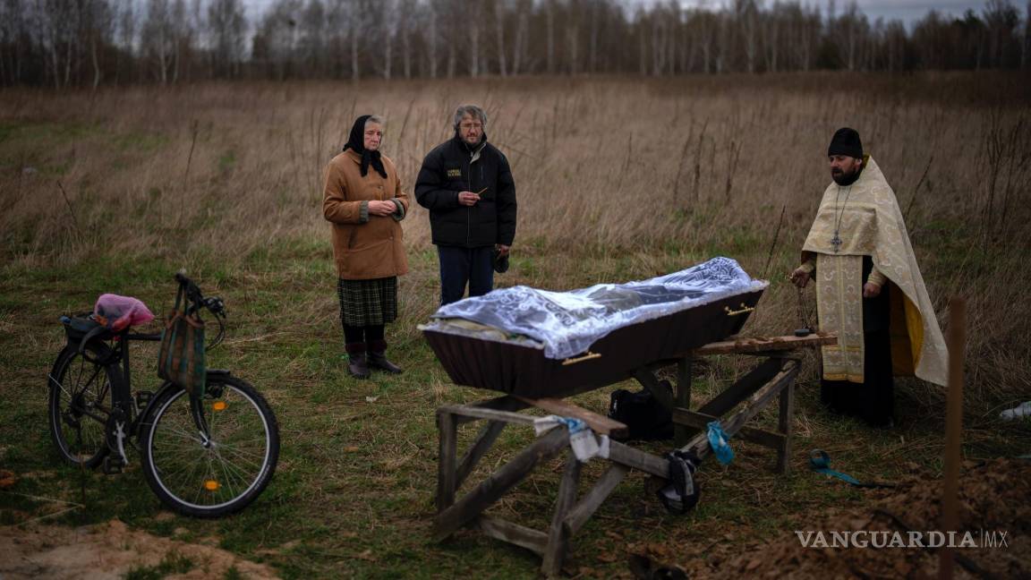 $!Nadiya Trubchaninova y su hijo Oleg Trubchaninov asisten al funeral de su otro hijo, Vadym, fallecido el 30 de marzo por un disparo de fuerzas rusas en Bucha.
