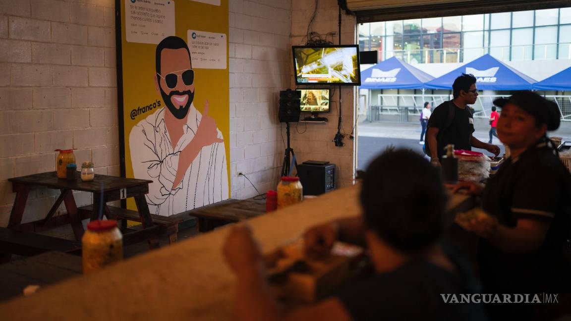 $!Clientes en una tienda de alimentos decorada con un mural del presidente de El Salvador, Nayib Bukele en el centro de San Salvador, El Salvador.