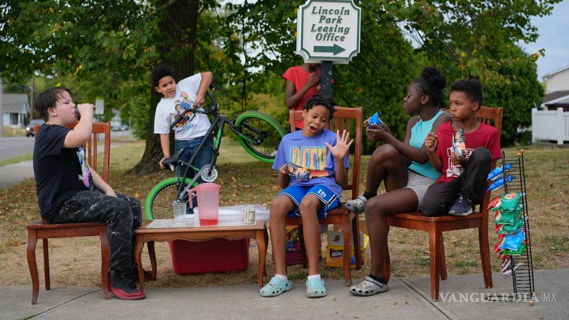 $!Los niños venden Kool-Aid y papas fritas en Springfield, Ohio. Algunos no pudieron ir a la escuela debido a las amenazas de bomba en sus escuela.