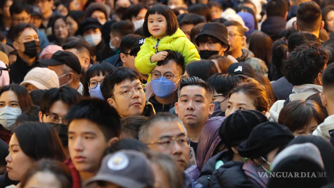 $!Una multitud realiza compras para la celebración del Año Nuevo Lunar, en el mercado callejero de Dihua, en Taipéi, Taiwán.