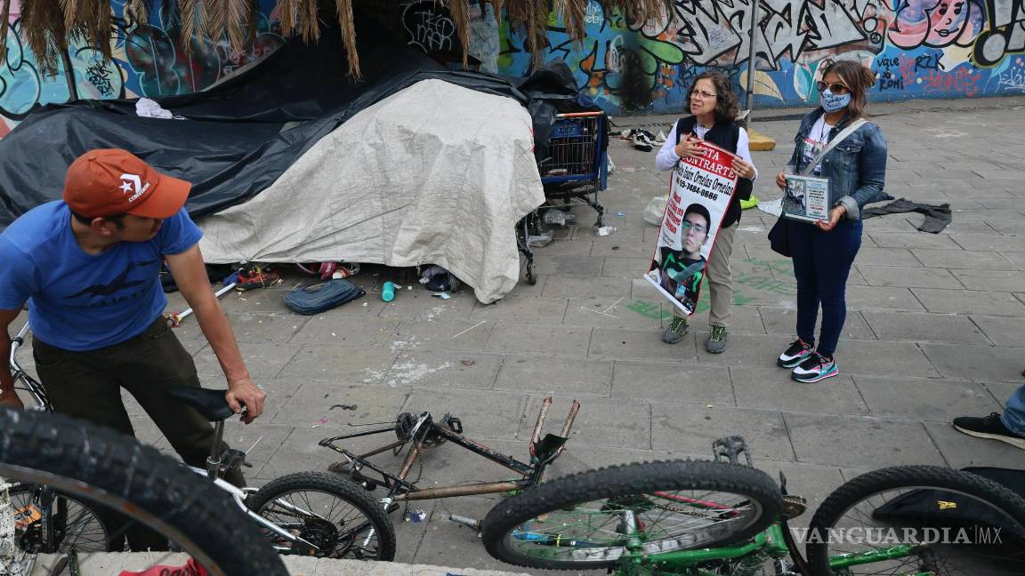 $!La religiosa católica Paola Clericó, con un cartel del desaparecido Fernando Iván Ornelas, y Verónica Rosas, con una foto de su hijo desaparecido Diego en CDMX.