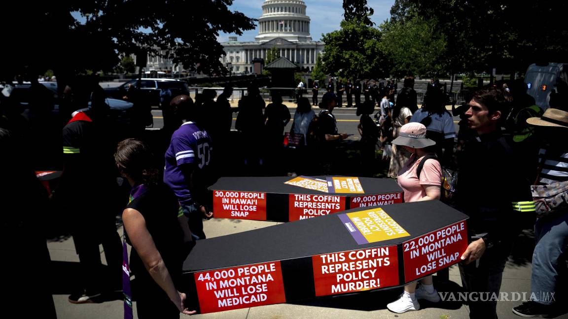 $!Manifestantes portan ataúdes de cartón frente al Capitolio en protesta contra las exenciones fiscales y los recortes de gastos del presidente Donald Trump.