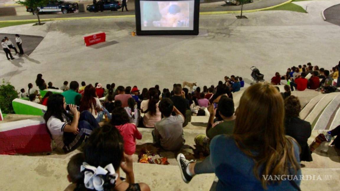 Con función de cine en Línea Verde, acerca Gobierno de Saltillo a niños con policías