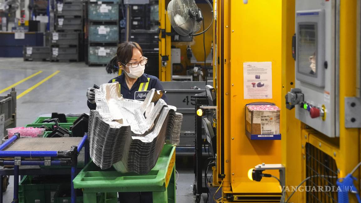 $!Una obrera en la línea de producción de la planta de manufactura de autopartes de Martinrea, en Woodbridge, Ontario, que provee a plantas de EU y Canadá.