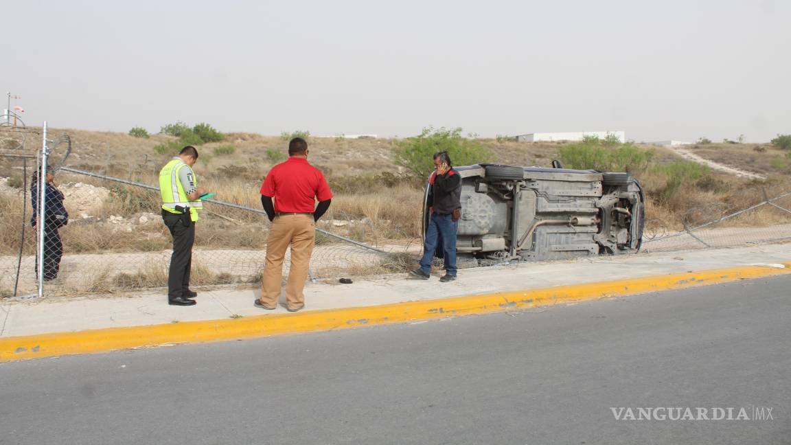 Vehículo vuelca y cae dentro del aeropuerto Plan de Guadalupe, en Ramos Arizpe