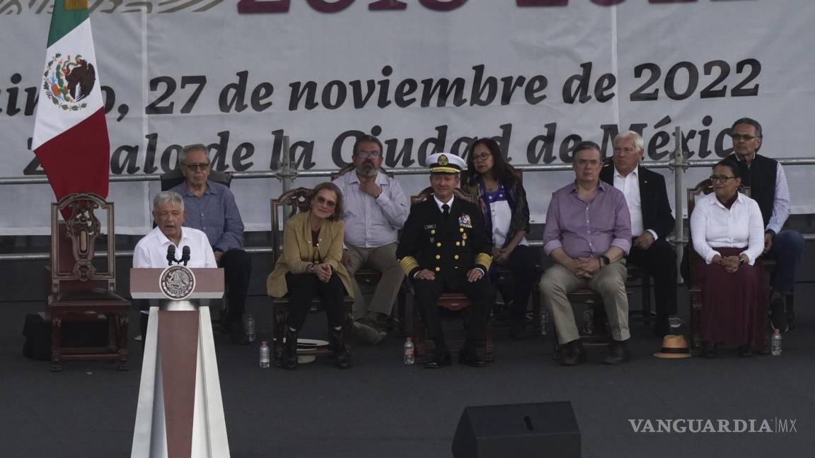 $!El presidente de México, Andrés Manuel López Obrador, habla durante una marcha hacia la plaza principal de la capital, el Zócalo.