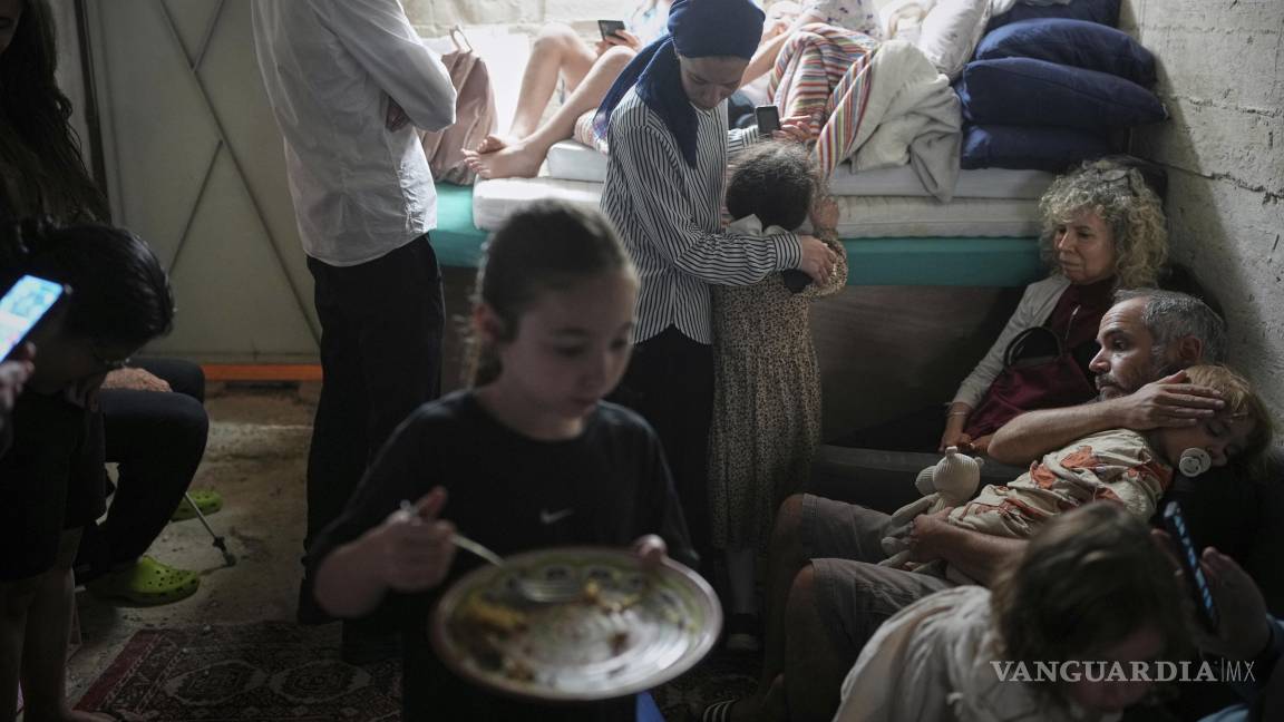 $!Israelíes se refugian en un sótano mientras suena una sirena de advertencia tras el lanzamiento de misiles desde Irán, en Jerusalén.