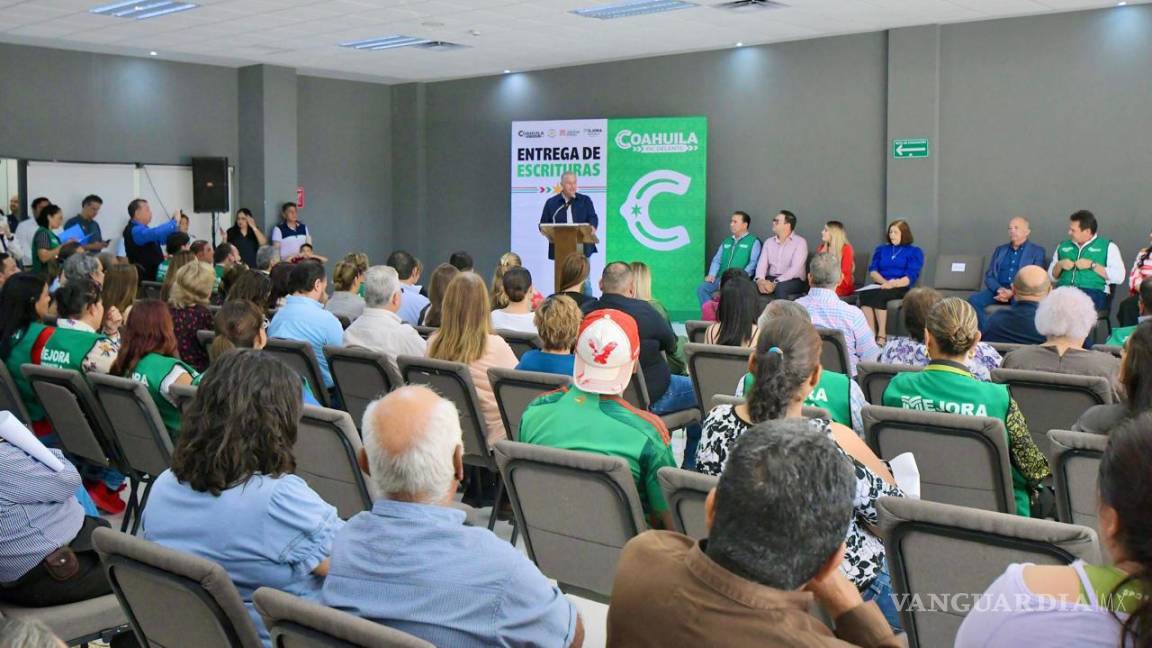 Román Cepeda preside entrega de escrituras en Torreón