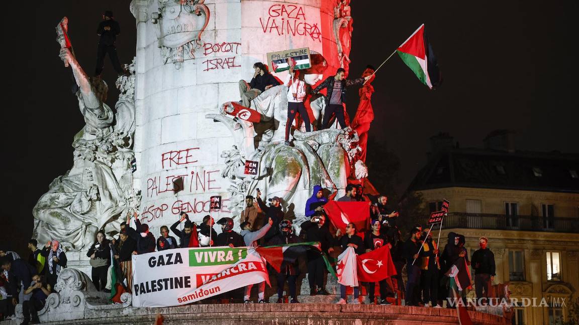 $!Personas con banderas palestinas gritaron consignas en la “Place de la Republique” en una manifestación para apoyar al pueblo palestino, en París.