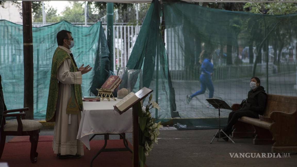 $!El padre Adrián Vázquez celebra una misa bajo una carpa en las afueras de la iglesia católica Nuestra Señora de los Ángeles, dañada por un terremoto.