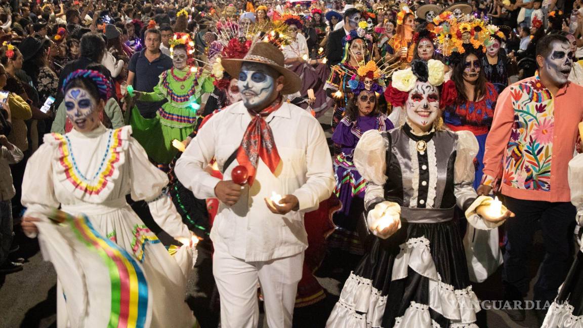 $!Con la participación de cientos de personas caracterizadas del personaje creado por José Guadalupe Posada, la noche se llenó de música y baile.