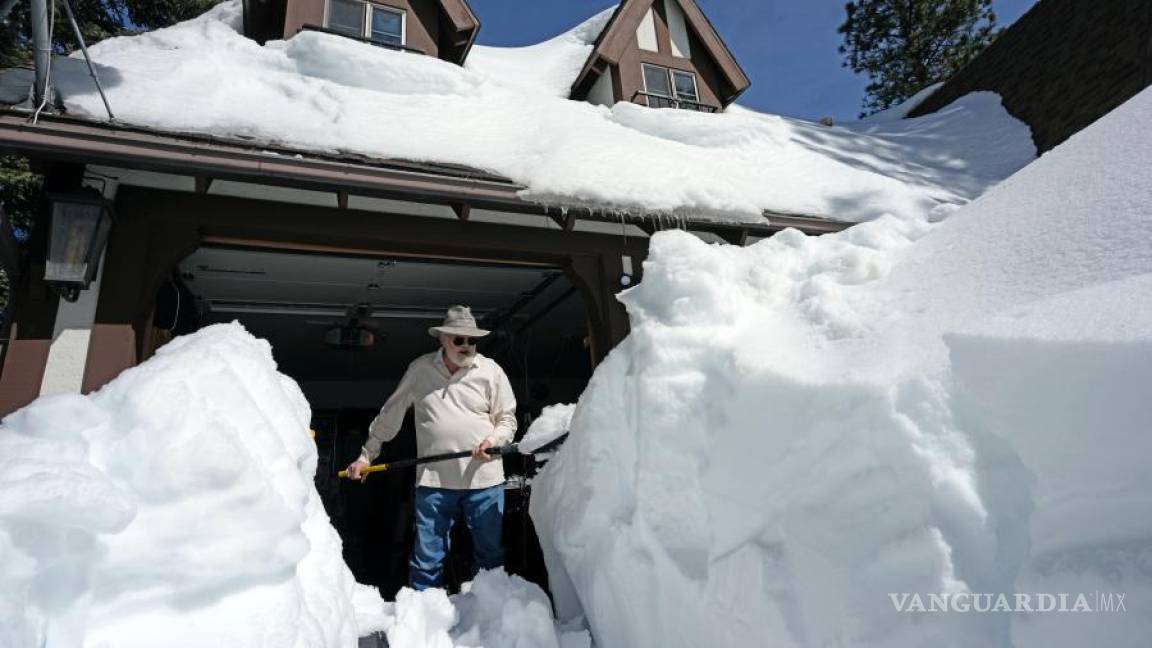 Rescatan a personas atrapadas por la nieve después de que una tormenta invernal azotara a California