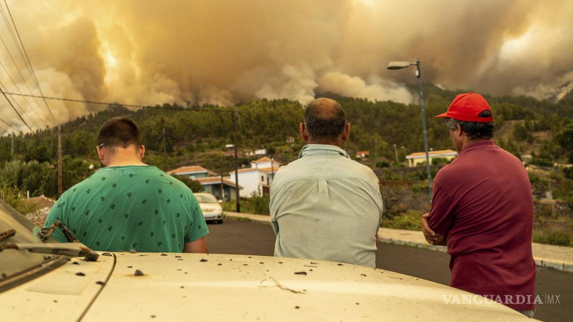 $!Residentes observan un incendio, cerca de Puntagorda en La Palma, en las Islas Canarias españolas, el sábado 15 de julio de 2023. (