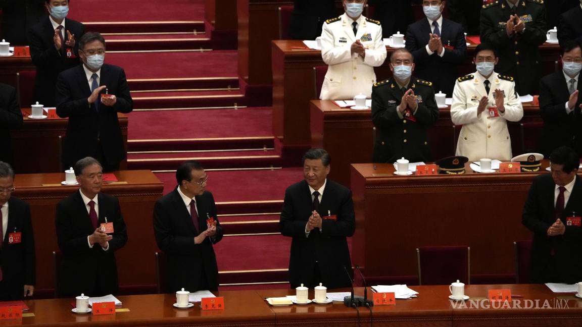 $!El presidente chino, Xi Jinping (c) y otros delegados aplauden en la ceremonia de clausura del XX Congreso Nacional del gobernante Partido Comunista de China.