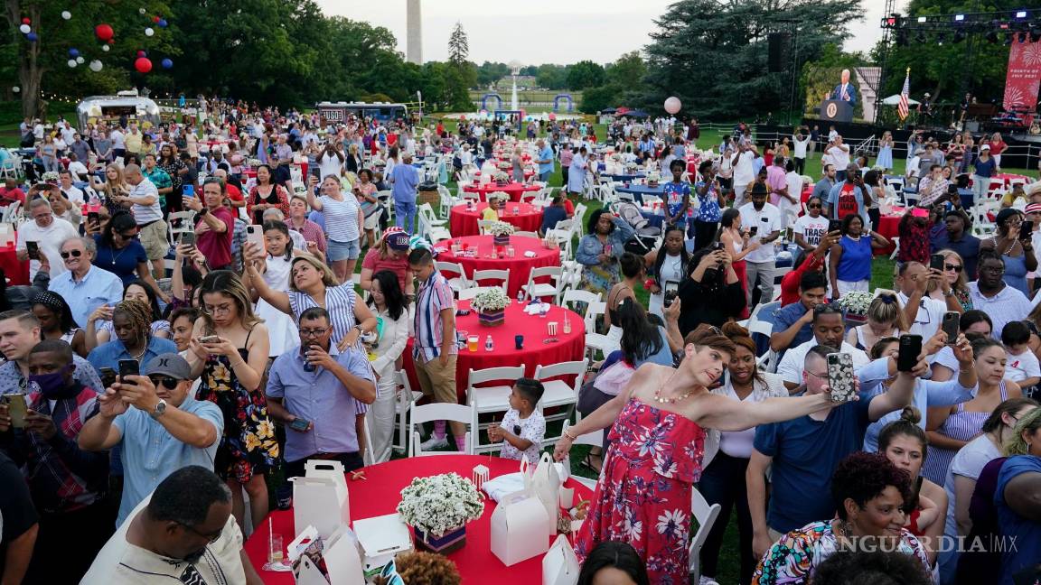 $!Una multitud escucha al presidente Joe Biden durante las celebraciones por el Día de la Independencia, en el jardín sur de la Casa Blanca, el 4 de julio de 2021.