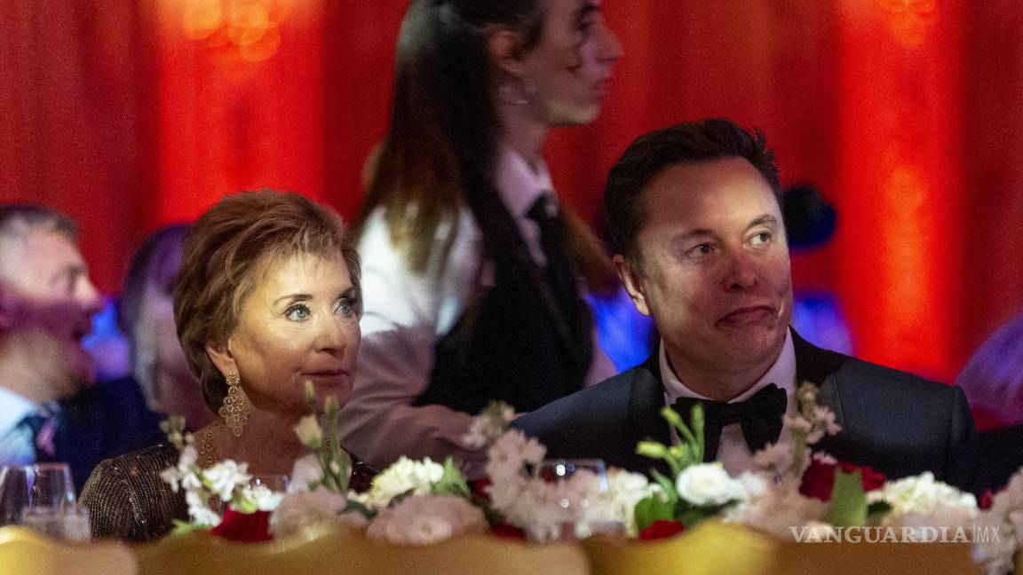 $!Linda McMahon y Elon Musk escuchan al presidente electo Donald Trump durante una gala del America First Policy Institute en su casa de Mar-a-Lago.