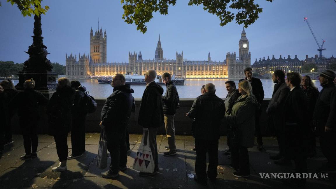 Dolientes esperan hasta 9 horas a lo largo de Londres para despedirse de la Reina Isabel II